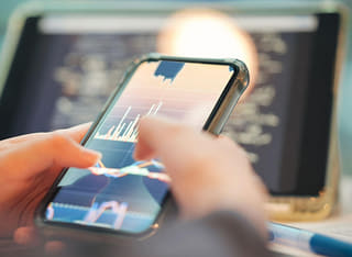 Investitor care verifică procesul transparent de transfer și retragere de fonduri