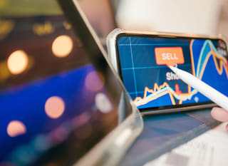Trader care analizează opțiuni Bitcoin Ethereum și forex pe mai multe piețe