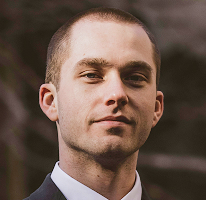 Expert în piața cripto și analist de trading, Thomas Whitfield, în portret